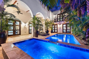 Villa in Fort Lauderdale with GYM POOL JACUZZI Sleeps 12 Guest